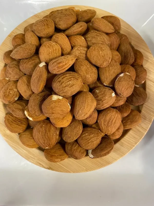 Almendra cruda con piel. 180 g. aprox.
