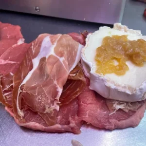 Cachopo de rulo de cabra, jamón y cebolla caramelizada. 600 g. aprox. POR ENCARGO