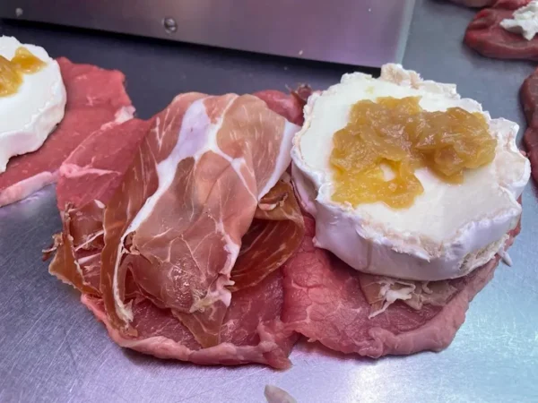 Cachopo de rulo de cabra, jamón y cebolla caramelizada. 600 g. aprox. POR ENCARGO