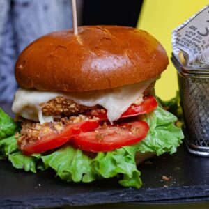 Hamburguesa Crispy Burger ( pechuga de pollo crujiente, queso cheddar, con patatas)