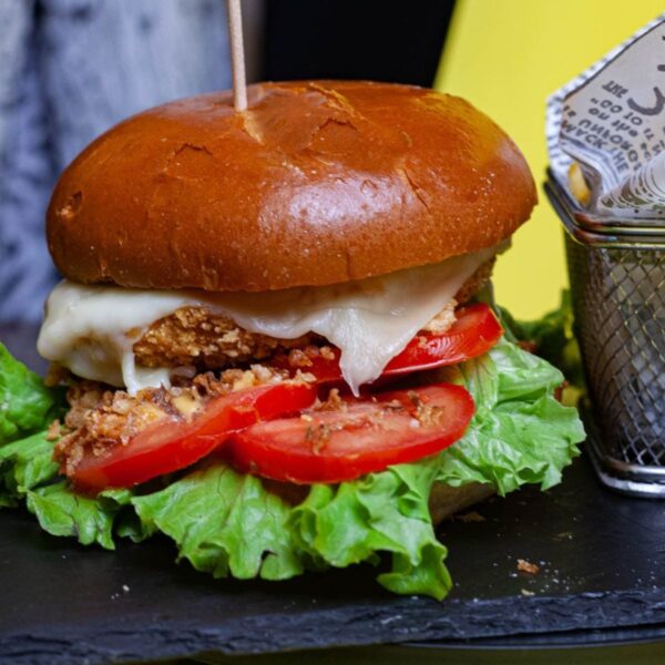 Hamburguesa Crispy Burger ( pechuga de pollo crujiente, queso cheddar, con patatas)