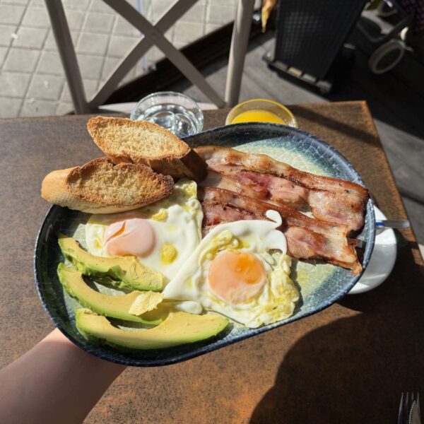 Desayuno especial 3 ( tosta de pan bacon y aguacate)